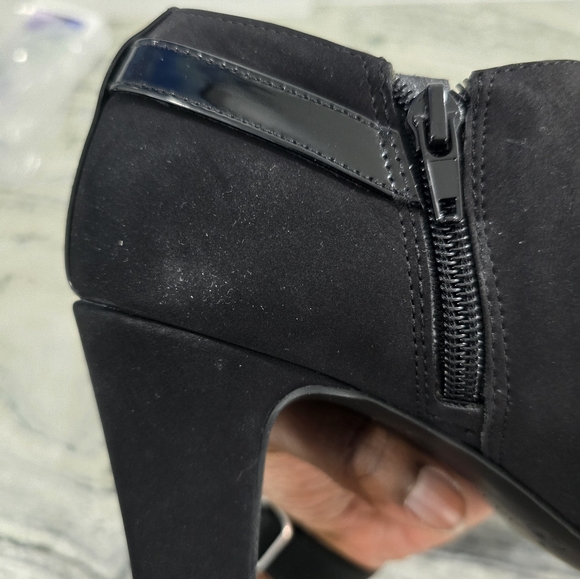 Elegant Black Heeled Booties - Picture 3 of 5